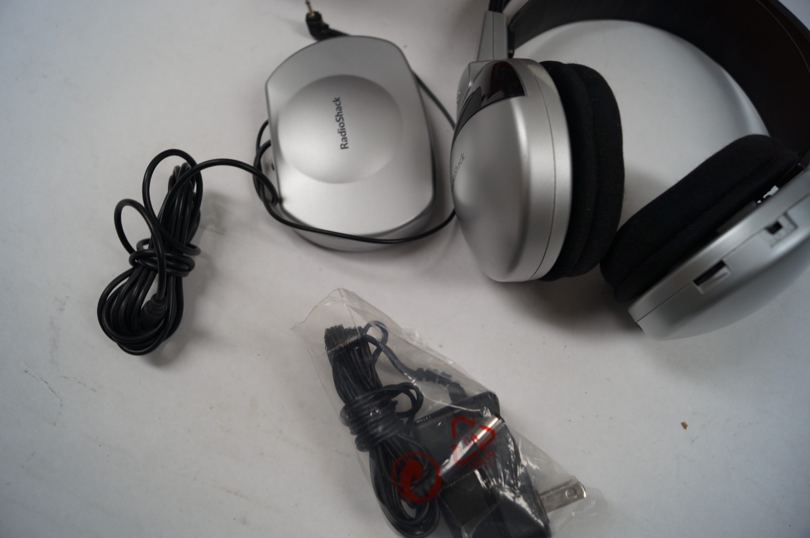 RadioShack Rechargeable Stereo Wireless Headphones w Transmitter WORKING E221