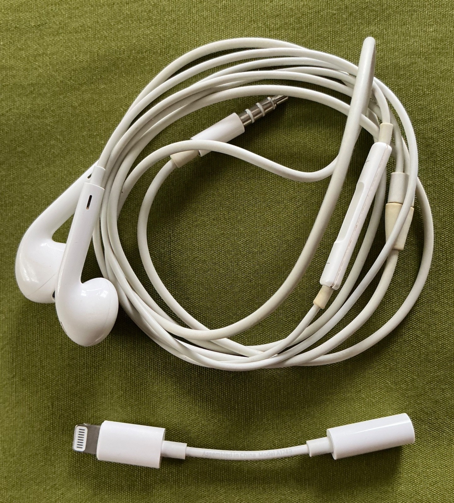 Apple EarPods (3.5mm Headphone Plug) White w/Lightning to 3.5mm Adapter Bundle