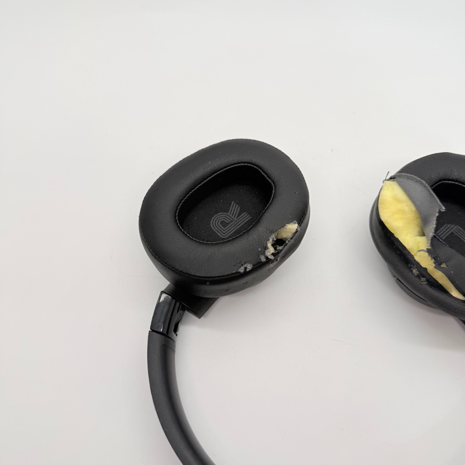 JBL Tune 720BT Over-Ear Wireless Bluetooth Headphones (Black) NEEDS PADS