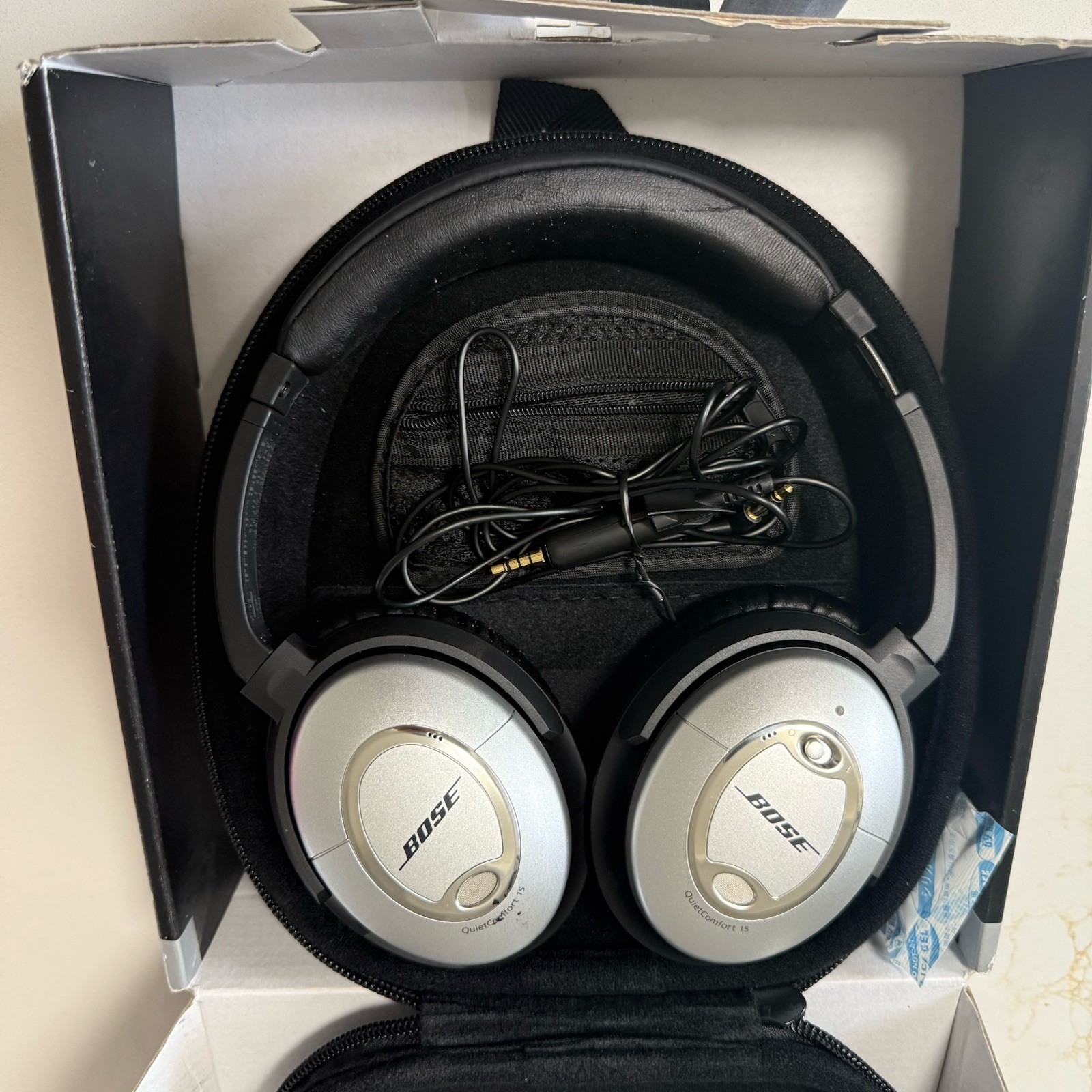 Bose QuietComfort 15 Headphones – Silver/Black with case Noise Canceling