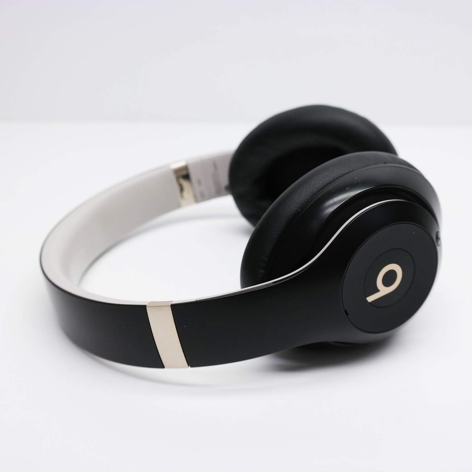 Beats Studio Pro Wireless Over-the-Ear Headphones Black Gold MC2N4LL/A READ