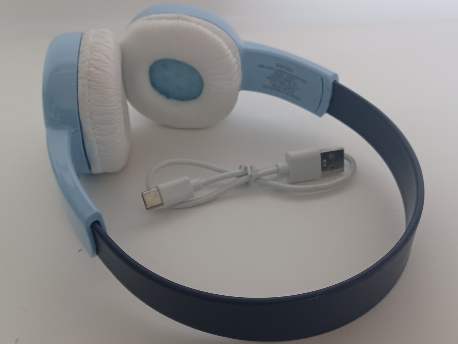 Bluey Bluetooth Kid Safe Headphones, Built-in Mic, Rechargeable, Blue/White