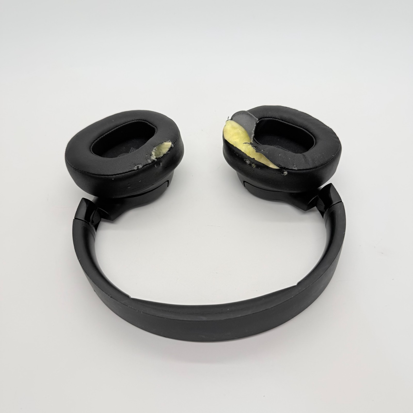 JBL Tune 720BT Over-Ear Wireless Bluetooth Headphones (Black) NEEDS PADS