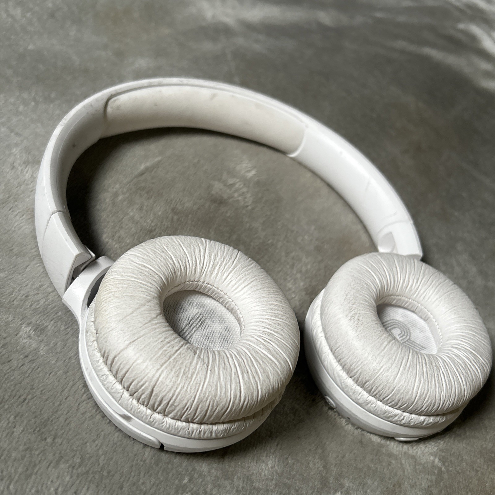 JBL TUNE 520BTR wireless on-ear headphones WHITE
