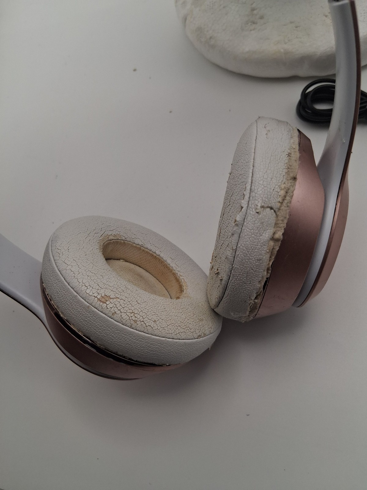 Beats Solo 3 Wireless Headphones Rose Gold Pink w/ AUX Earbuds Electronics Music