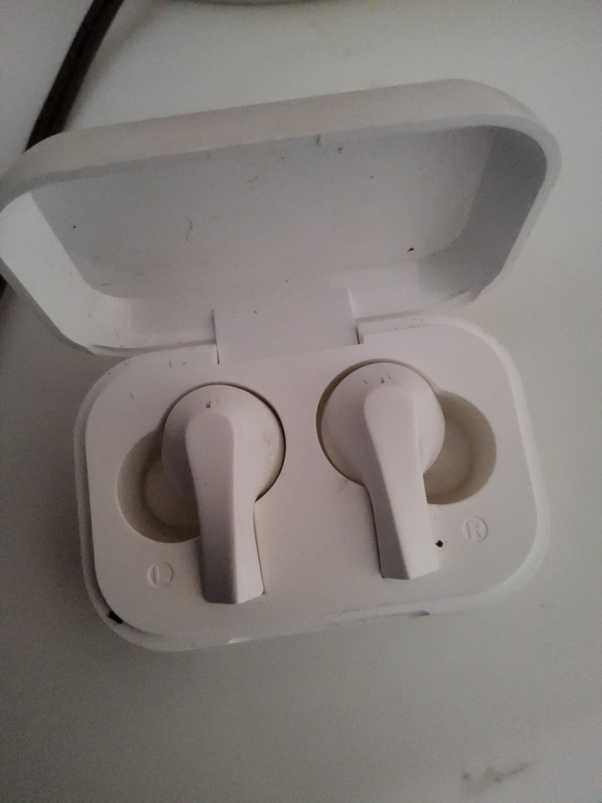Apple AirPods Pro (2nd Gen) White Bluetooth In-Ear Earbuds Wireless Charging