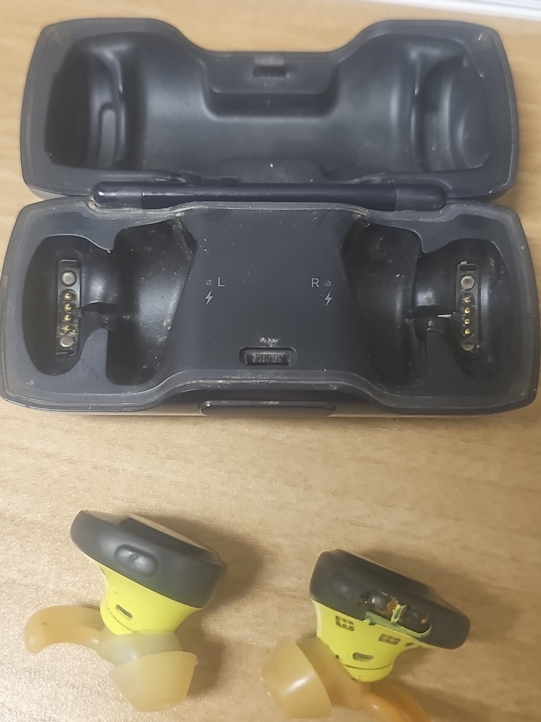 Bose SoundSport Wireless Headphones Sport Bluetooth Earbuds In-ear (For Parts)