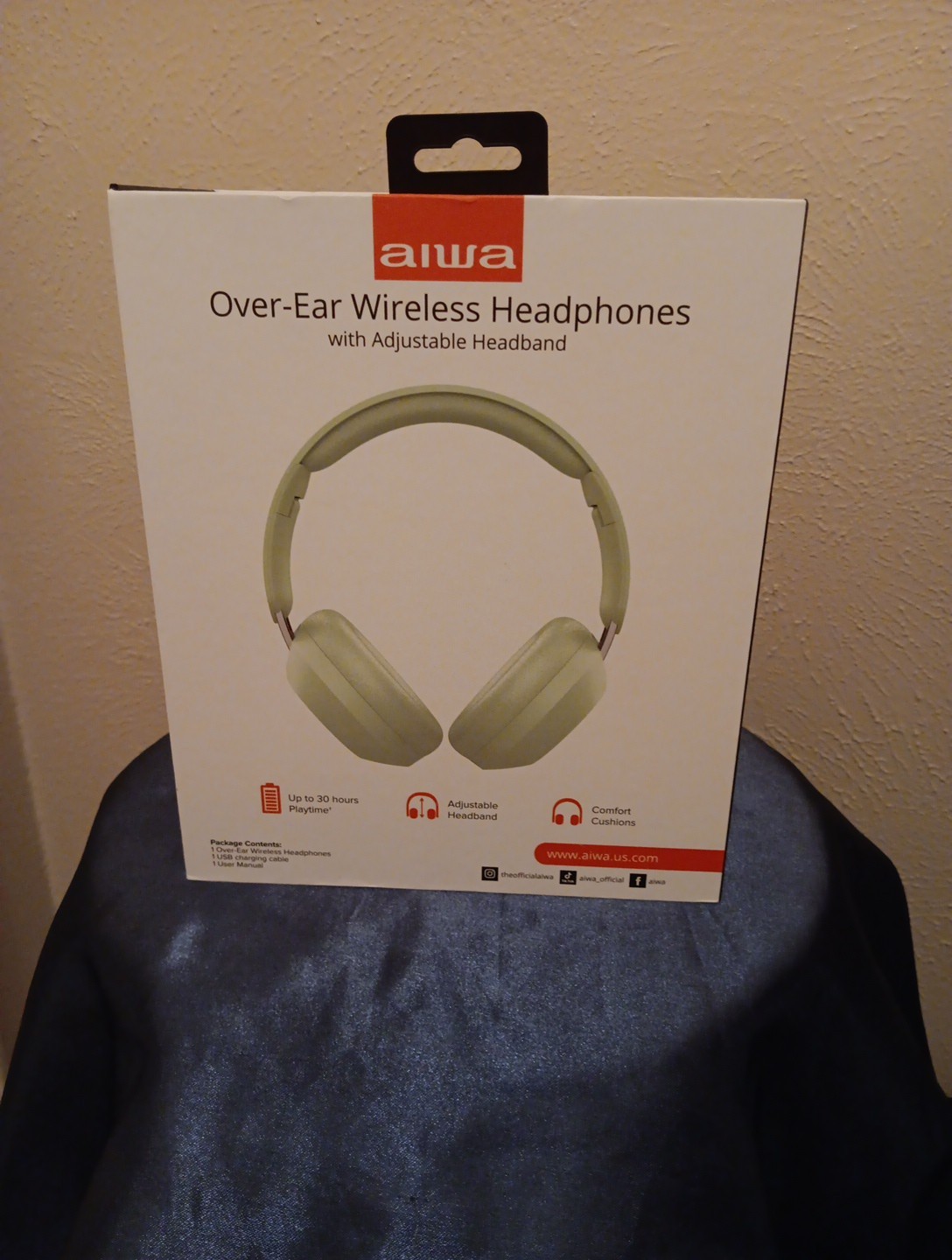 Aiwa Over-ear Wireless Headphones with Adjustable Headband. Up to 30 Hours New