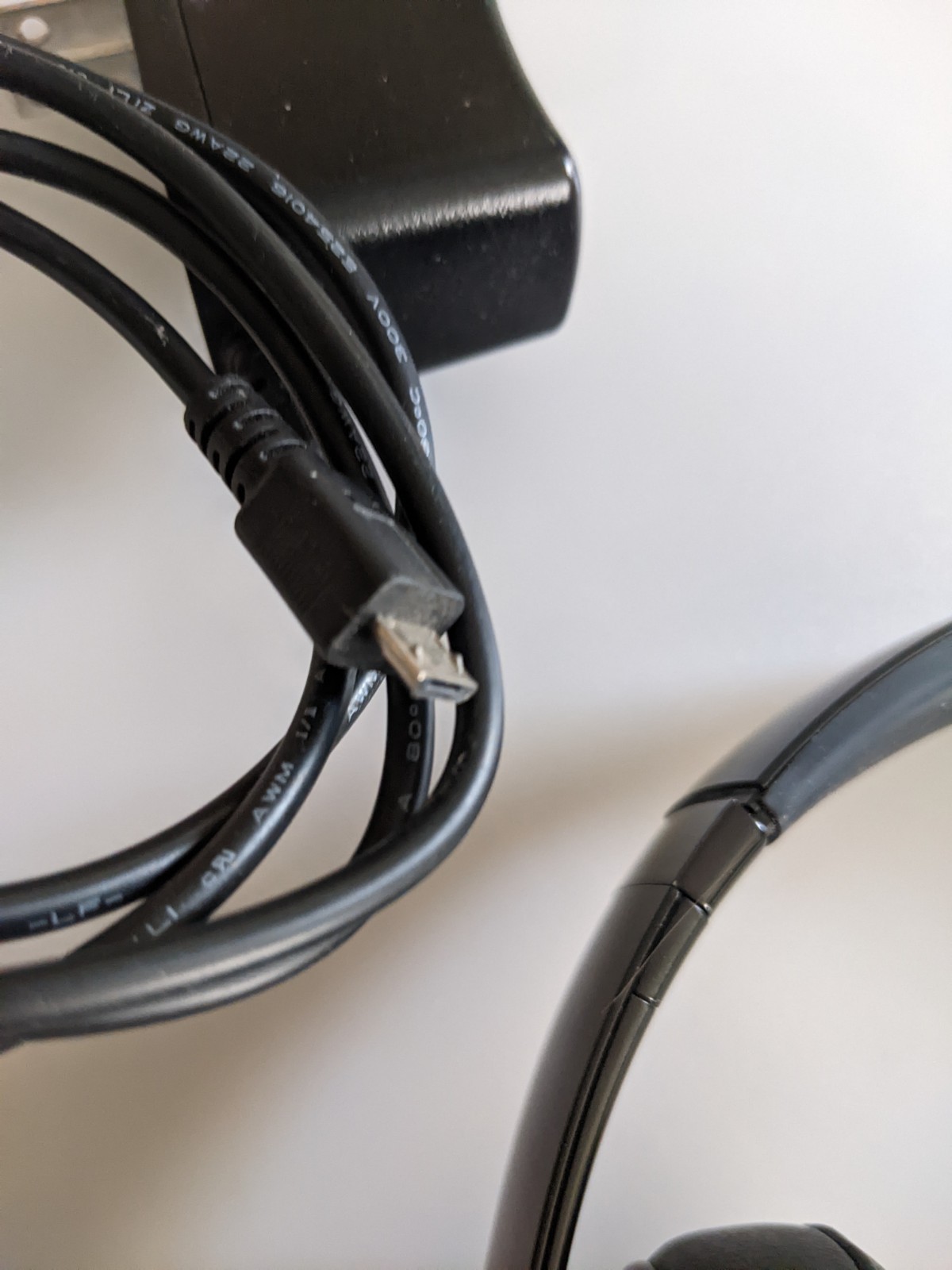 Beats Studio3 Over the Ear Wireless Headphones – Black. Please read description.