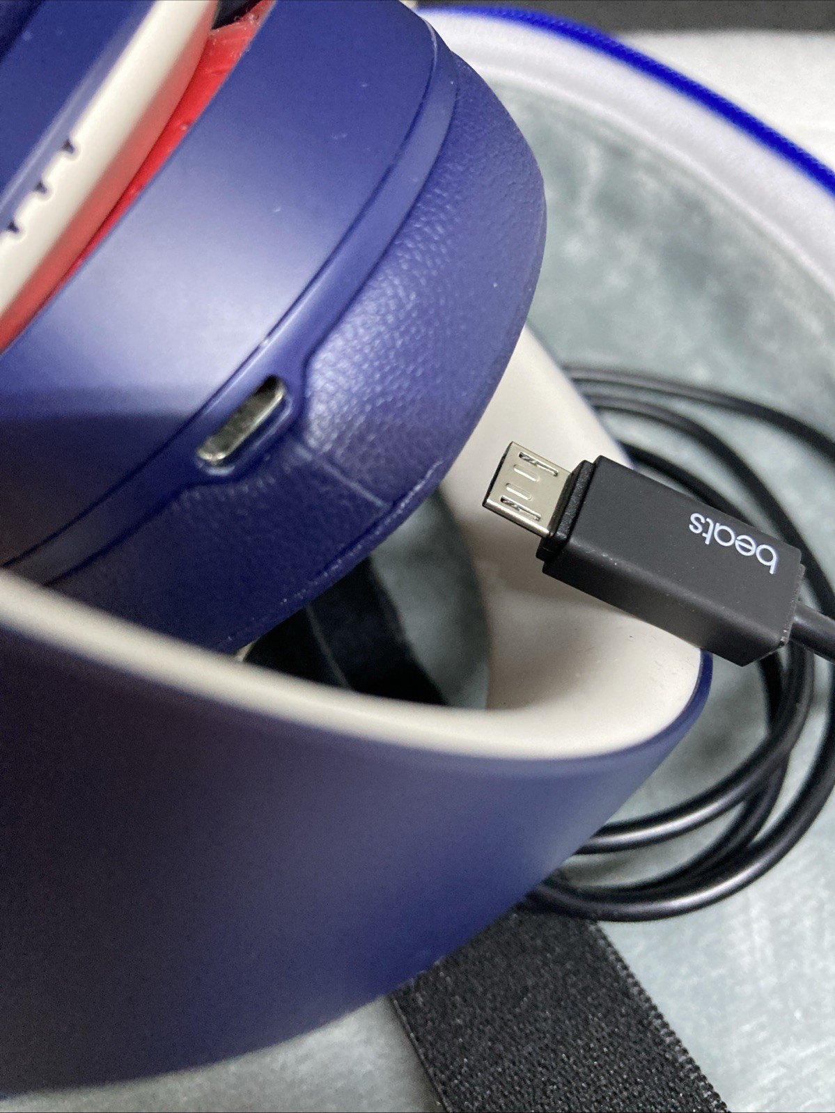 Beats Solo3 Wireless On-Ear Headphones Navy Blue, Red, White with case and cable