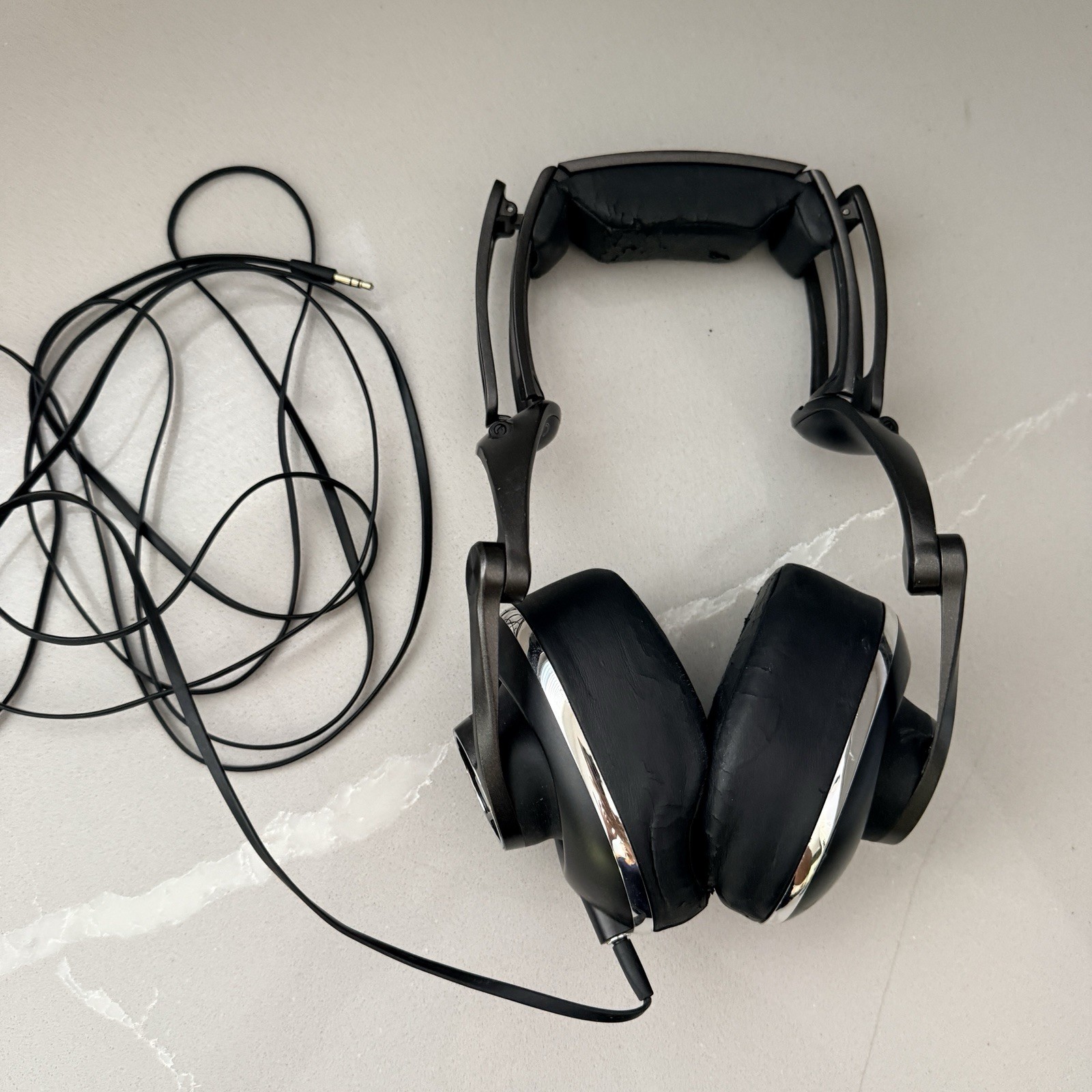 Blue Microphones Lola Over-Ear High-Fidelity Sealed Headphones Black Audio