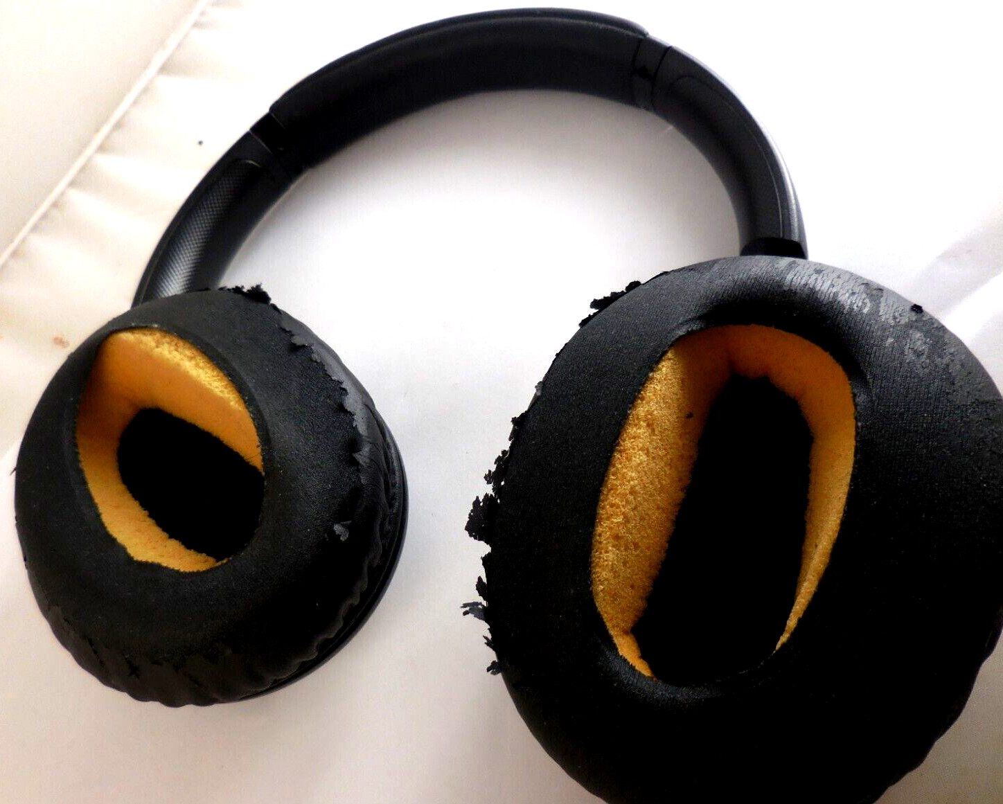 Sony WH-CH710N Wireless Over-Ear Noise Canceling Headphones ( BROKEN HINGE)