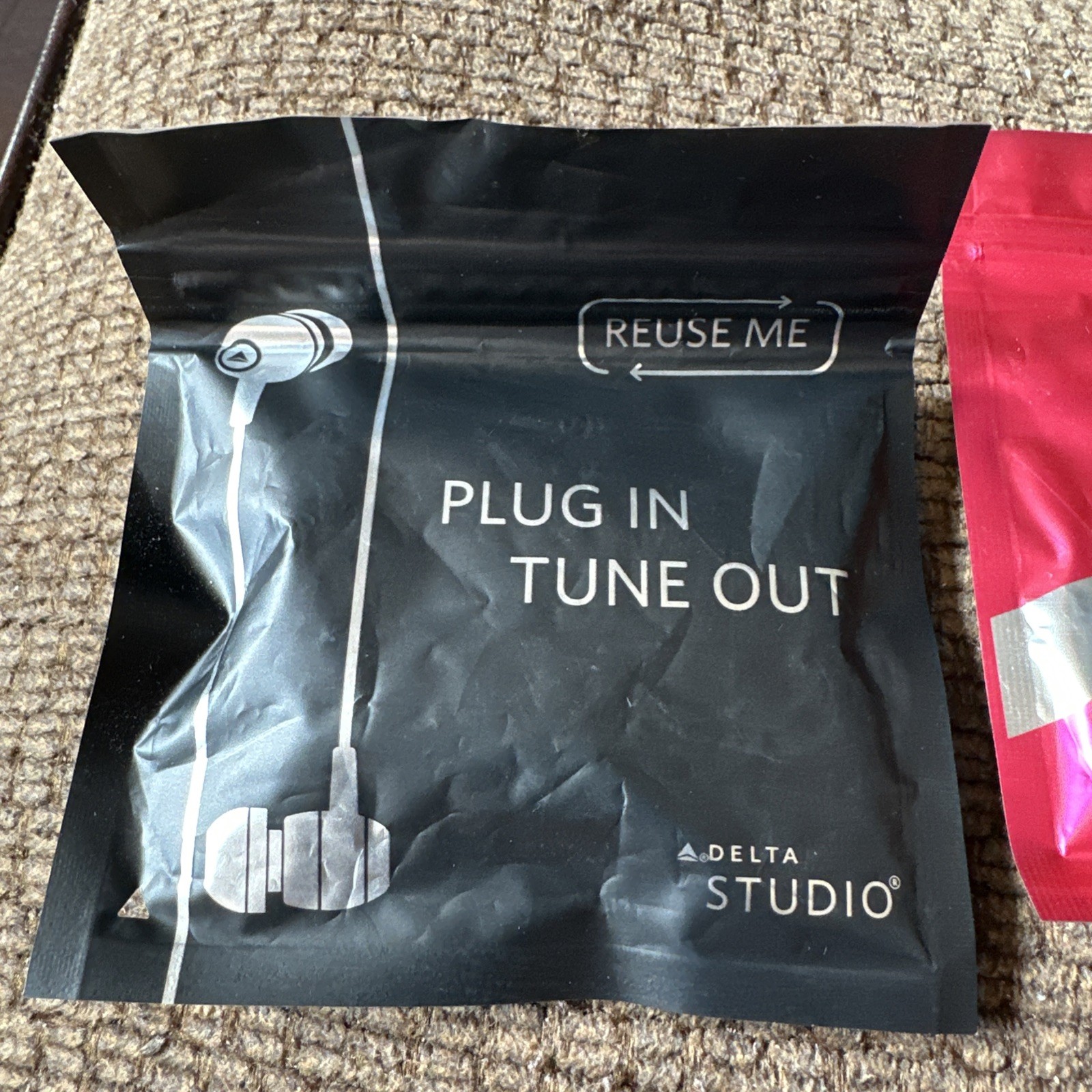 Delta Airlines Wired Earbuds “Plug In-Tune Out” Economy Studio SEALED/ Unopened