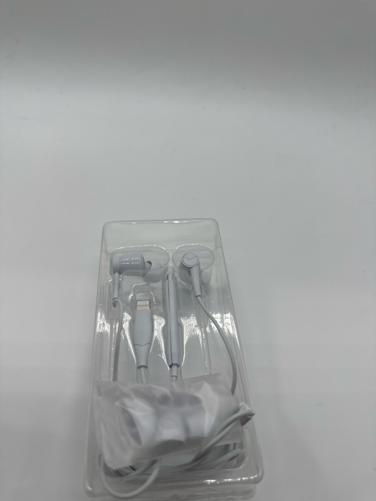 Insignia NS-HP35MM23 – 3.5 mm Wired Earbud Headphone – White