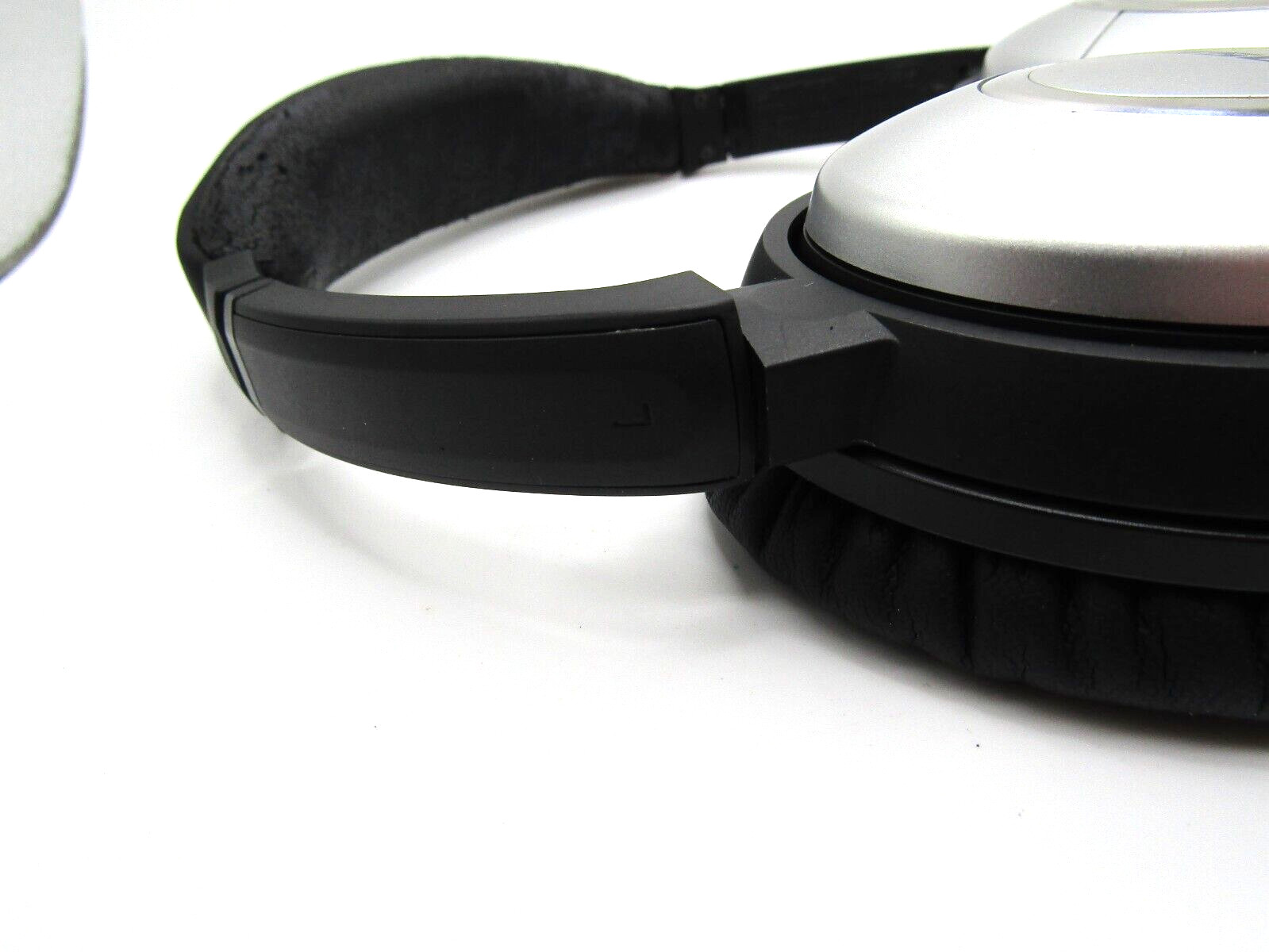 Bose Noise Canceling QC-15 Headphones w/ Case Iphone Adapter New Ear Cushions