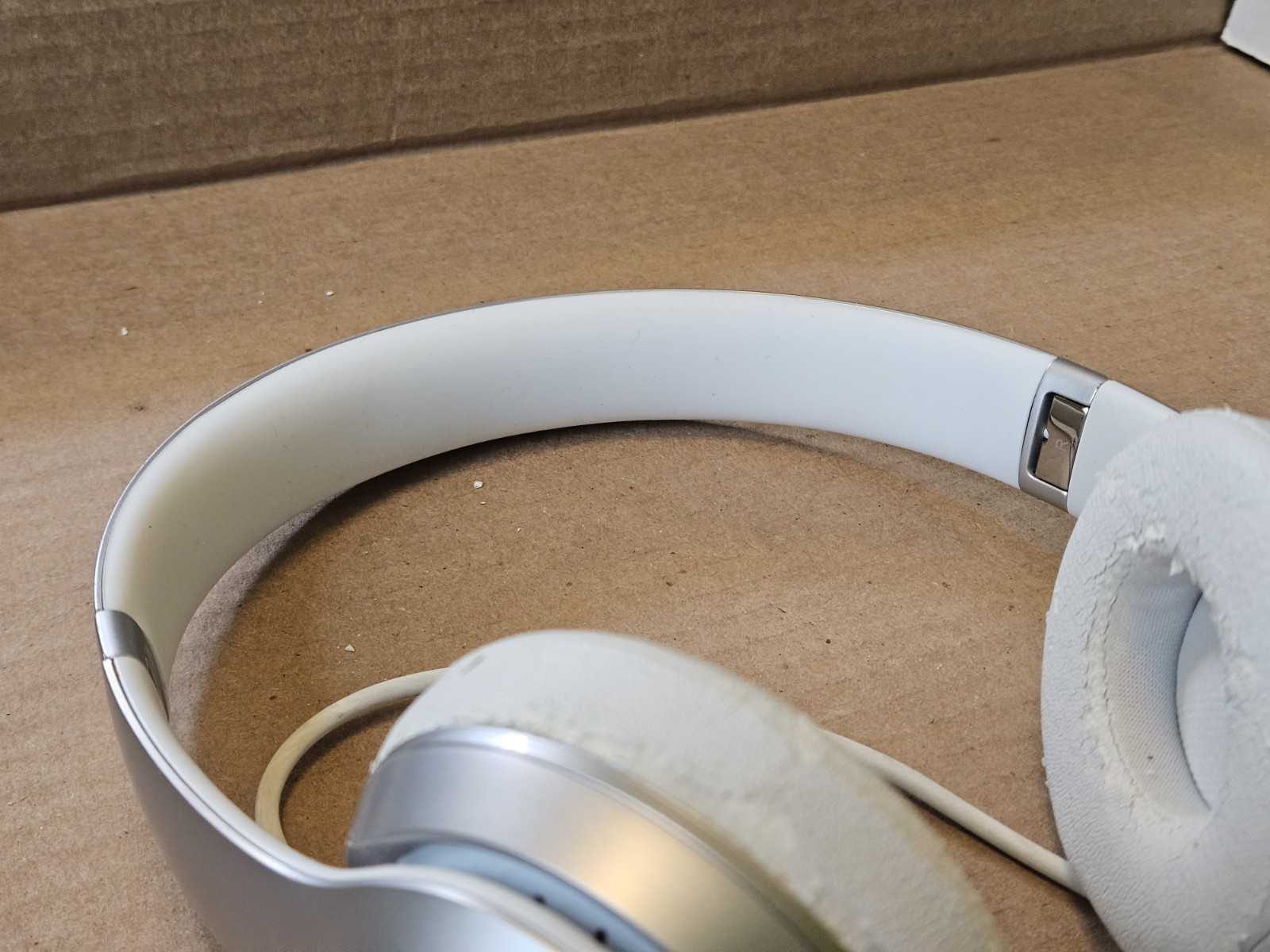 Beats By Dr. Dre Solo2 White Silver Wireless Headphones With Cable