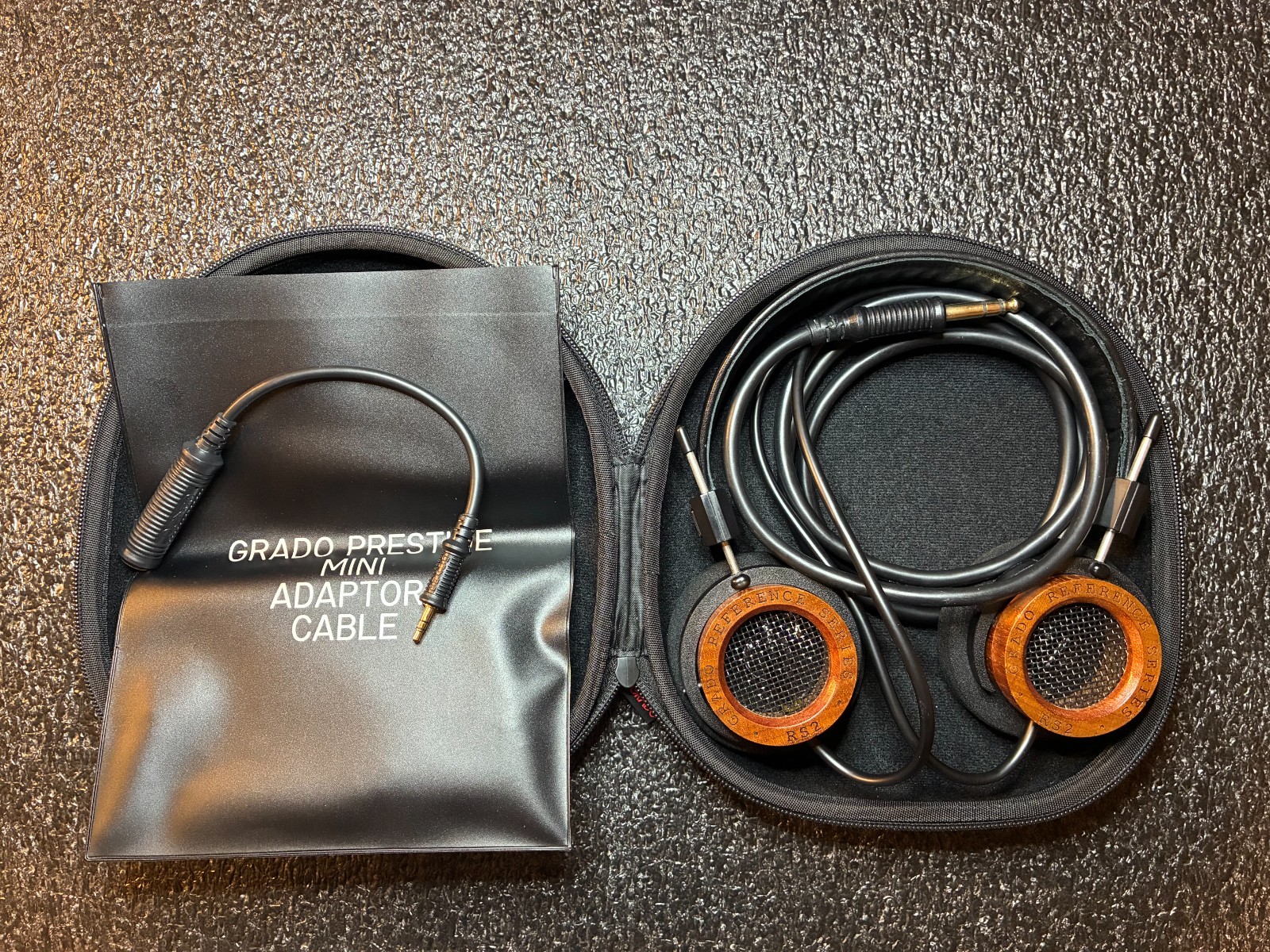 Grado RS2i Headphones, Case and Mini Adaptor Cable 1/4″ to 1/8″ (6.3mm to 3.5mm)