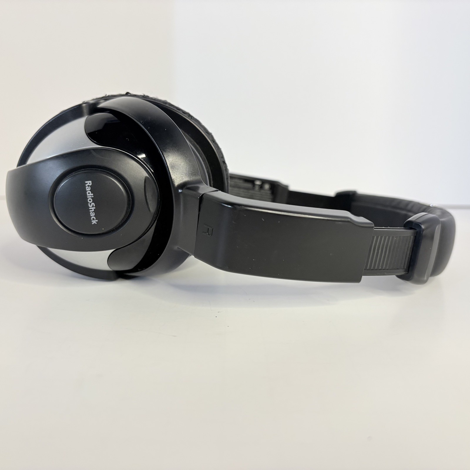 Vtg Radio Shack Infrared Wireless Headphones w/Transmitter Rechargeable 3300280