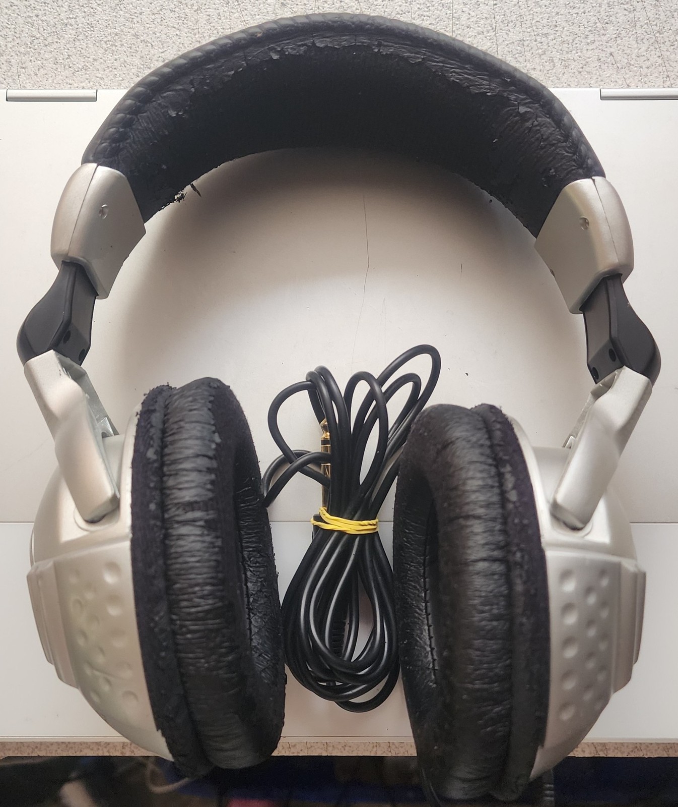 BEHRINGER HPS3000 HIGH-PERFORMANCE STUDIO OVER EAR HEADPHONES