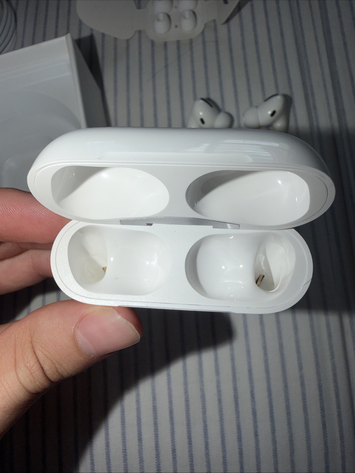 Unused Apple AirPods Pro 1st Gen – White Includes Box