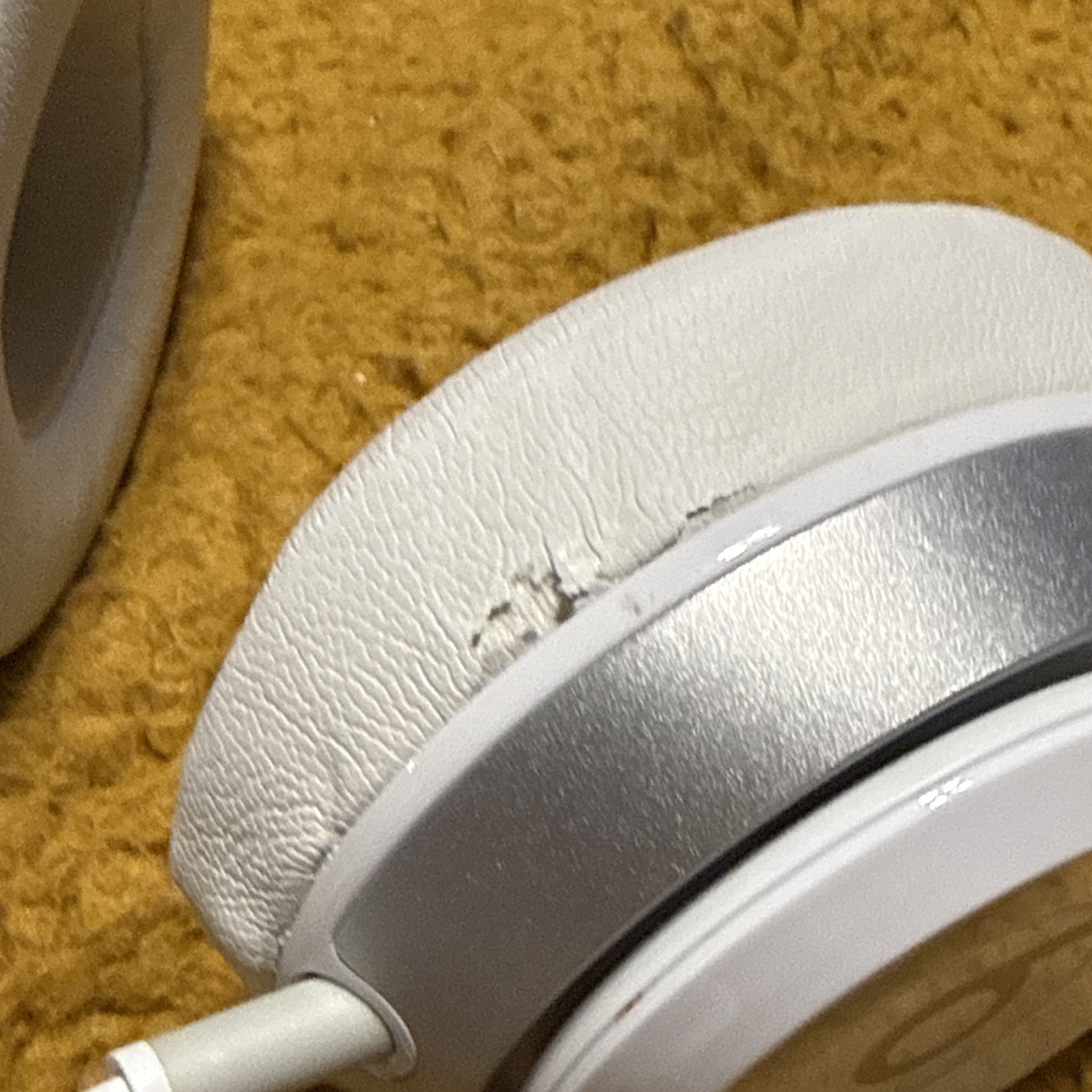 Beats by Dr. Dre Solo Wired On-Ear Headphones 3.5mm White/Silver w/Case