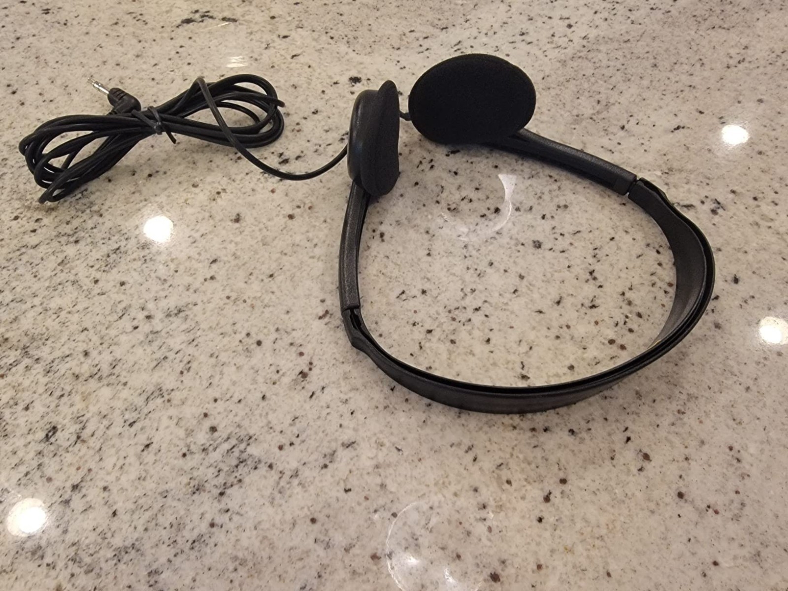 190319 Stereo Headphones – 3.5mm Cord with 6-Foot Length – Soft Padded Ear Cushi