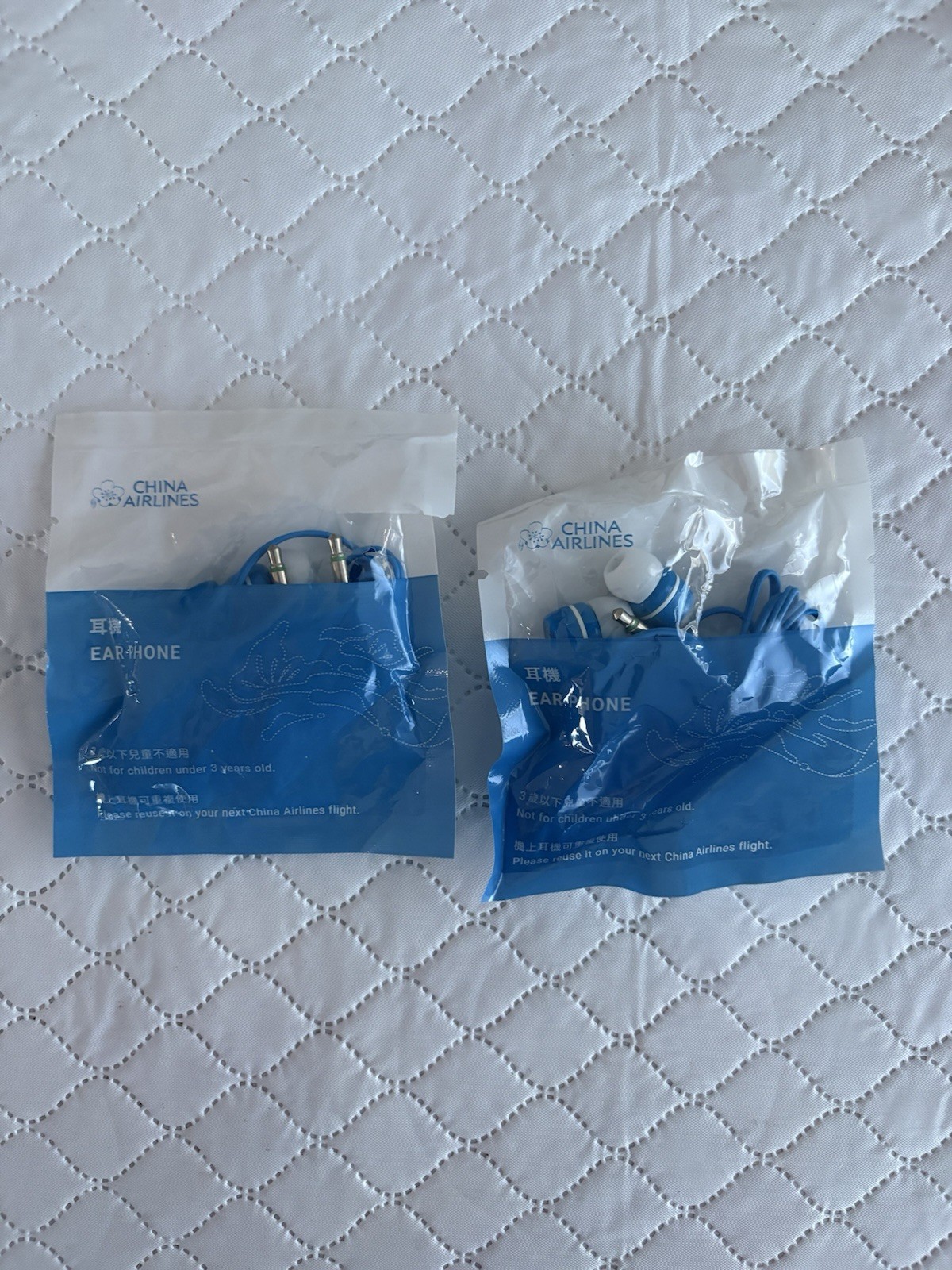 Brand new China Airlines Comfort EAR PHONES Dual Plug 2-prong audio jacks