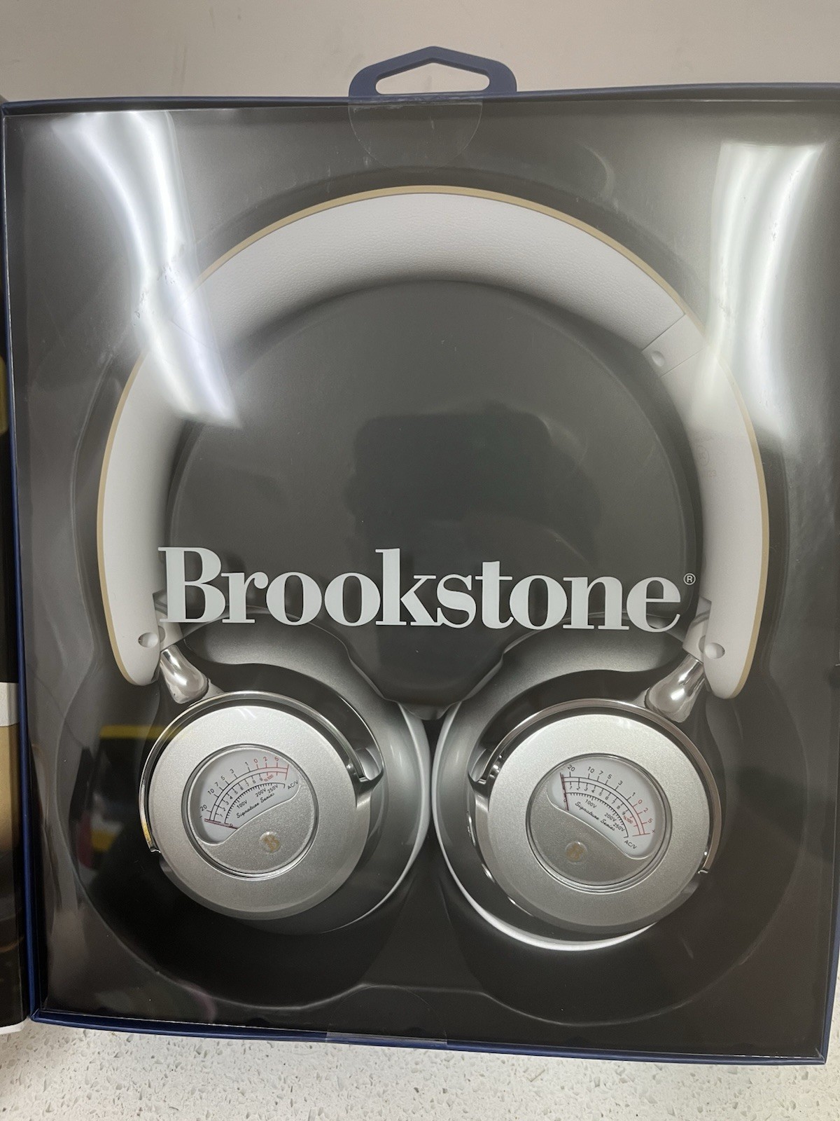 Brookstone Acoustic Pro Wireless Metered Headphones Read Description
