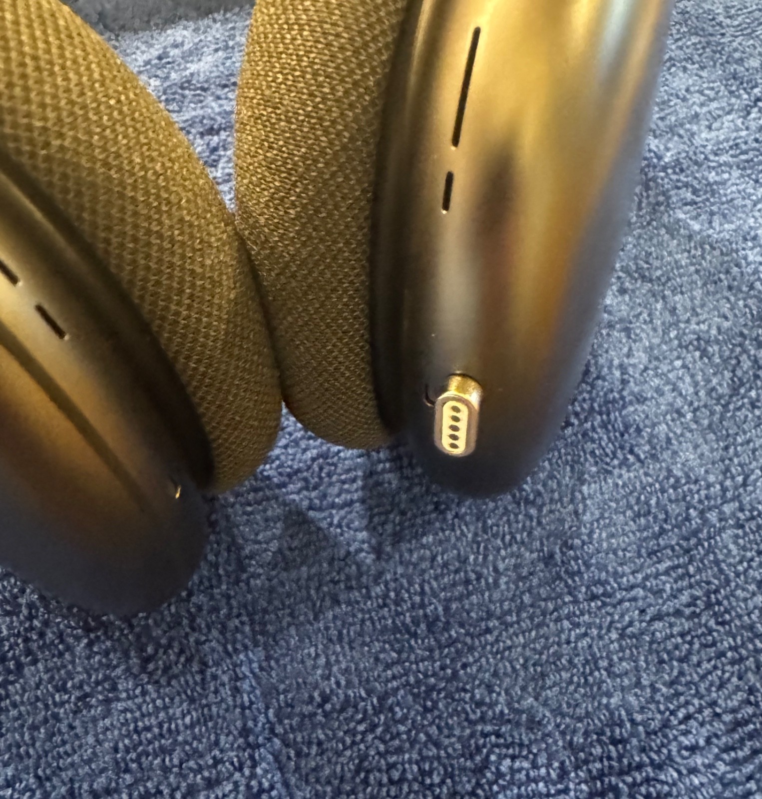Apple AirPods Max Space Gray Lightning w/ WaterField Case + Max Stand