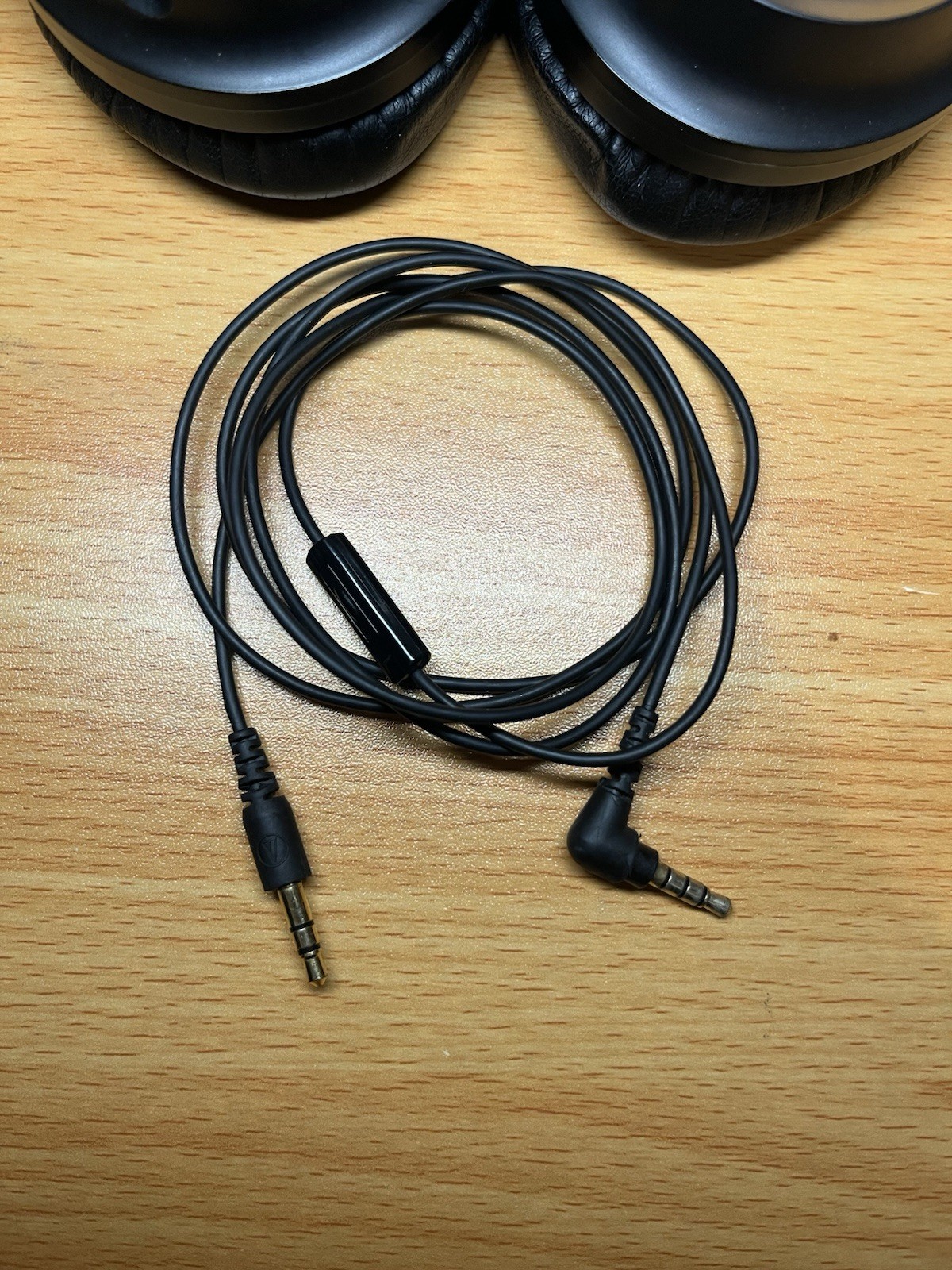 Audio Technica Active Noise Cancelling Headphones Over The Ear Silver ATH-ANC7b