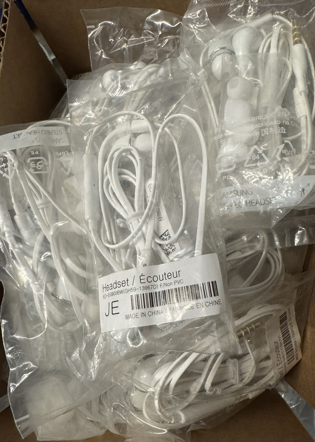 Lot of 10 Authentic New Samsung 3.5mm Headphones with Microphone EO-EG900BW