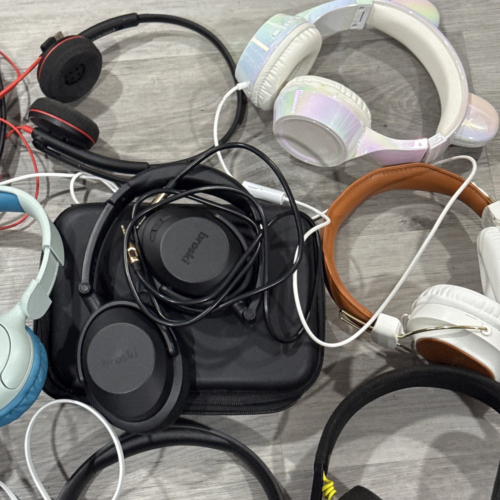 LOT OF HEADPHONES,EARBUDS MUSIC, WIRED Wireless Ect (UNTESTED) AS IS⚠️