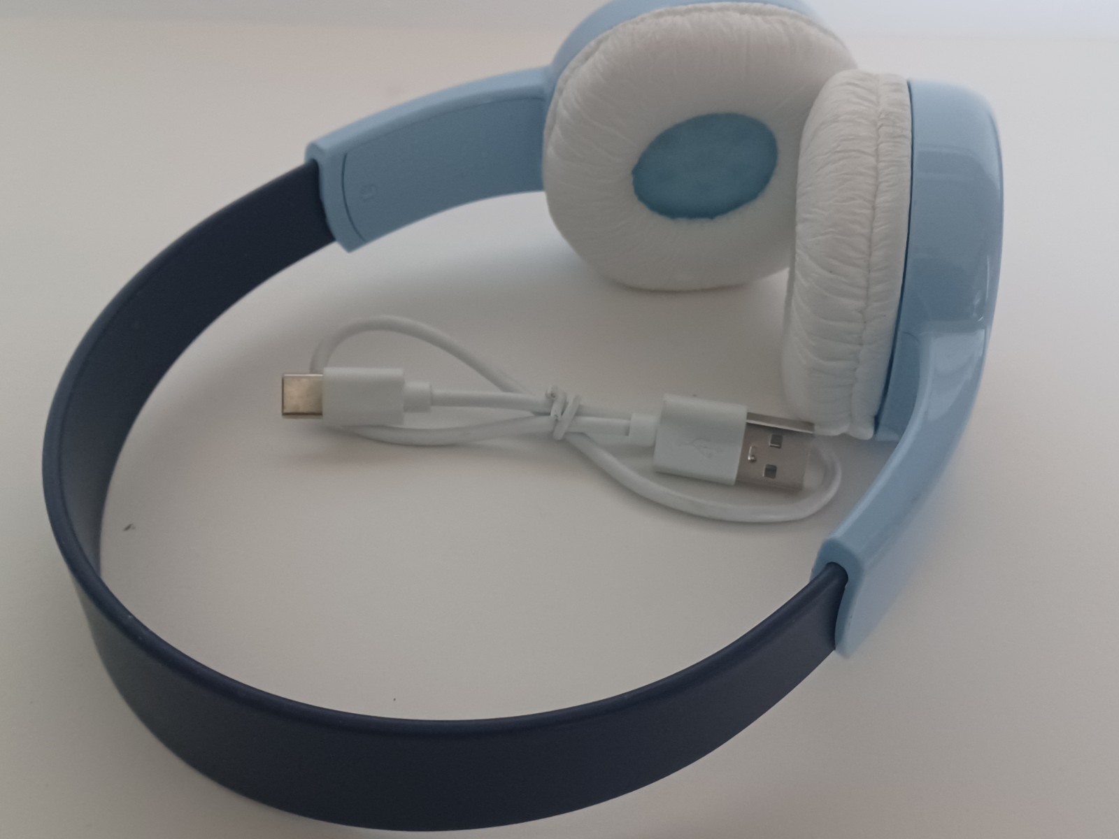 Bluey Bluetooth Kid Safe Headphones, Built-in Mic, Rechargeable, Blue/White