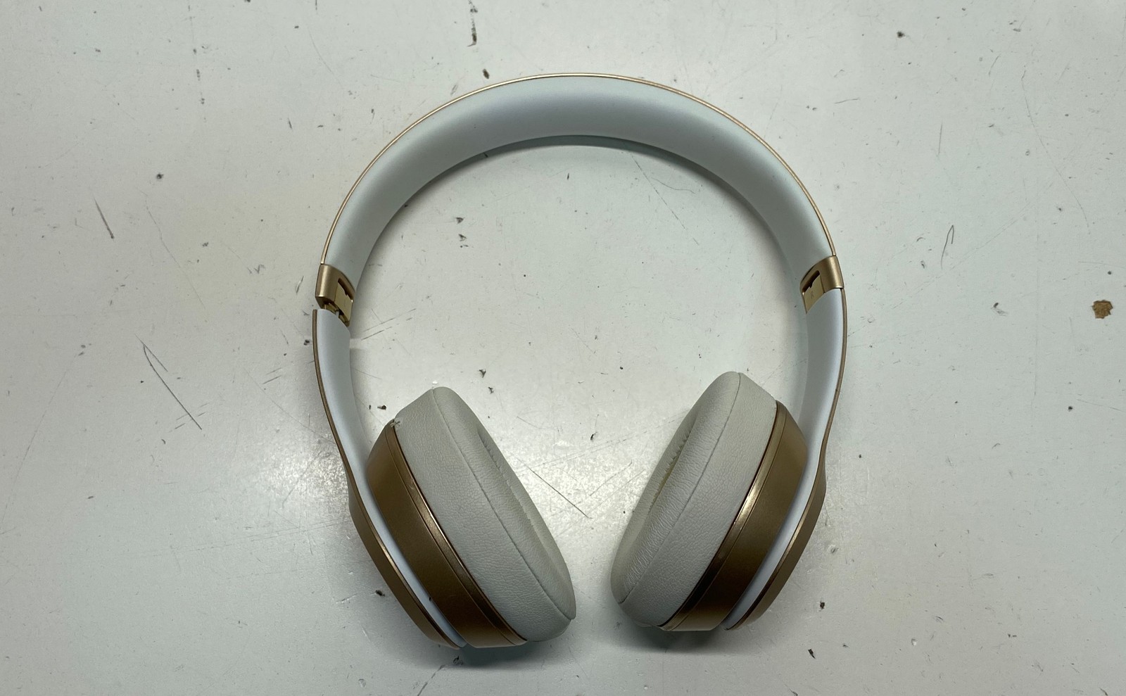 Beats Solo Wireless On-Ear Headphones Gold White With Case Power On Tested As-Is