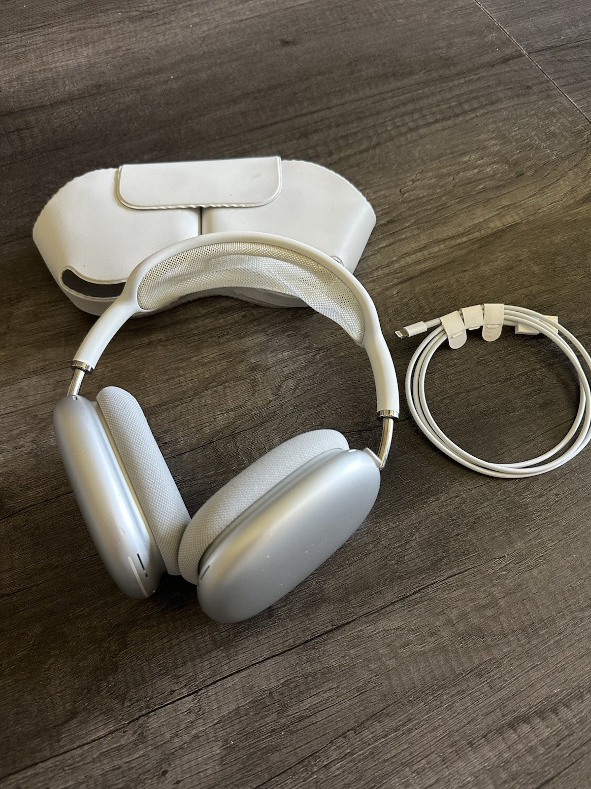 Apple AirPods Max Wireless Over-Ear Headphones Silver w/ Case + Charger