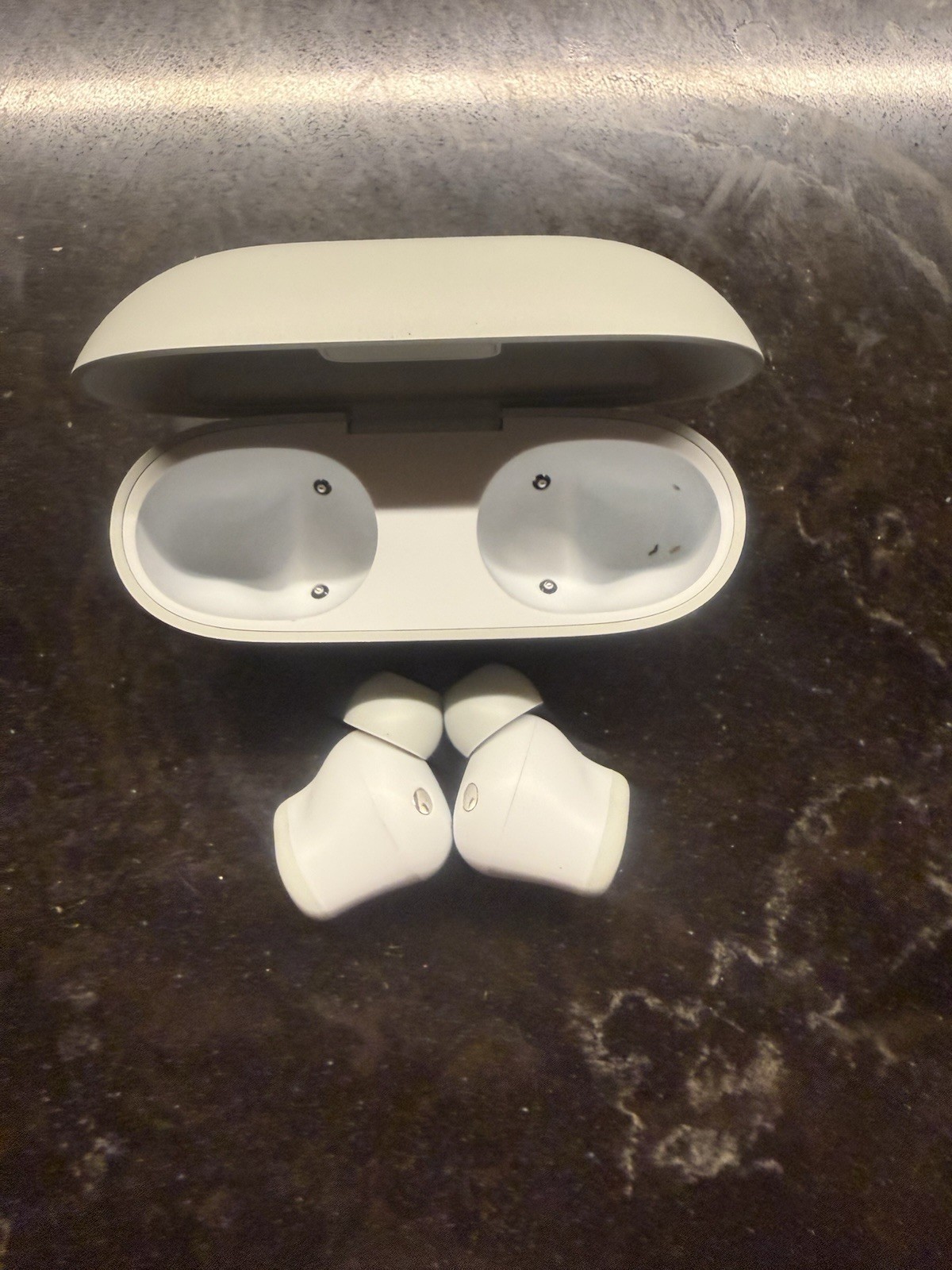 Beats by Dr. Dre Solo2 Bluetooth True Wireless In-Ear Earbuds Case White