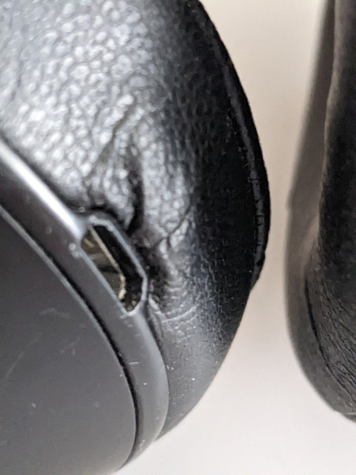 Beats Studio3 Over the Ear Wireless Headphones – Black. Please read description.
