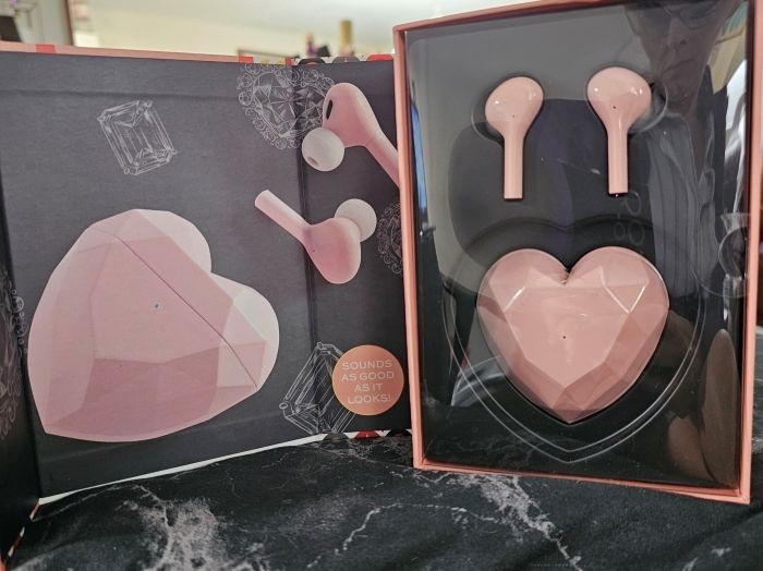 FAO Schwarz Music Love Pink, Wireless Earbuds w/Heart Shaped Charging Case NIB?