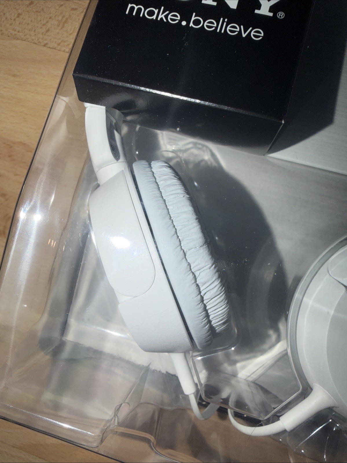 Sony MDR-ZX100 On-Ear Headphones White Closed Back Stereo Foldable 3.5mm L-Plug