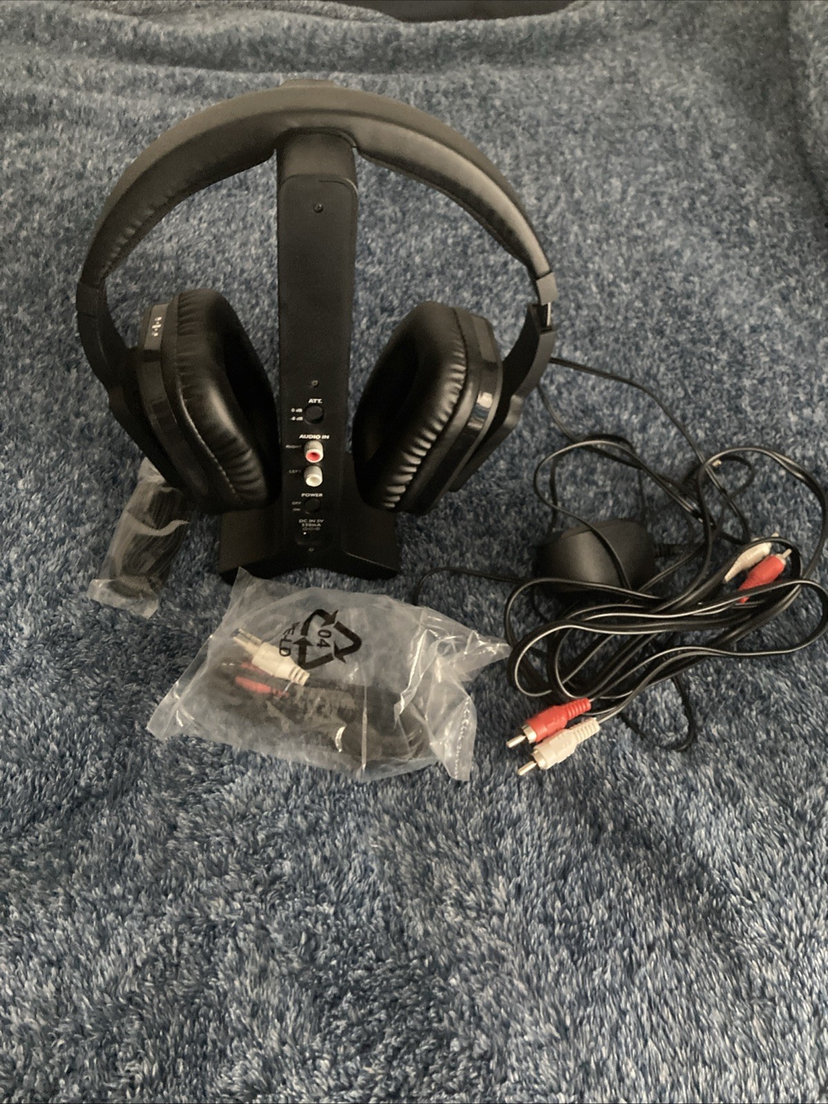 RIF6 Wireless Headphones With 2.4 GHz transmitter base