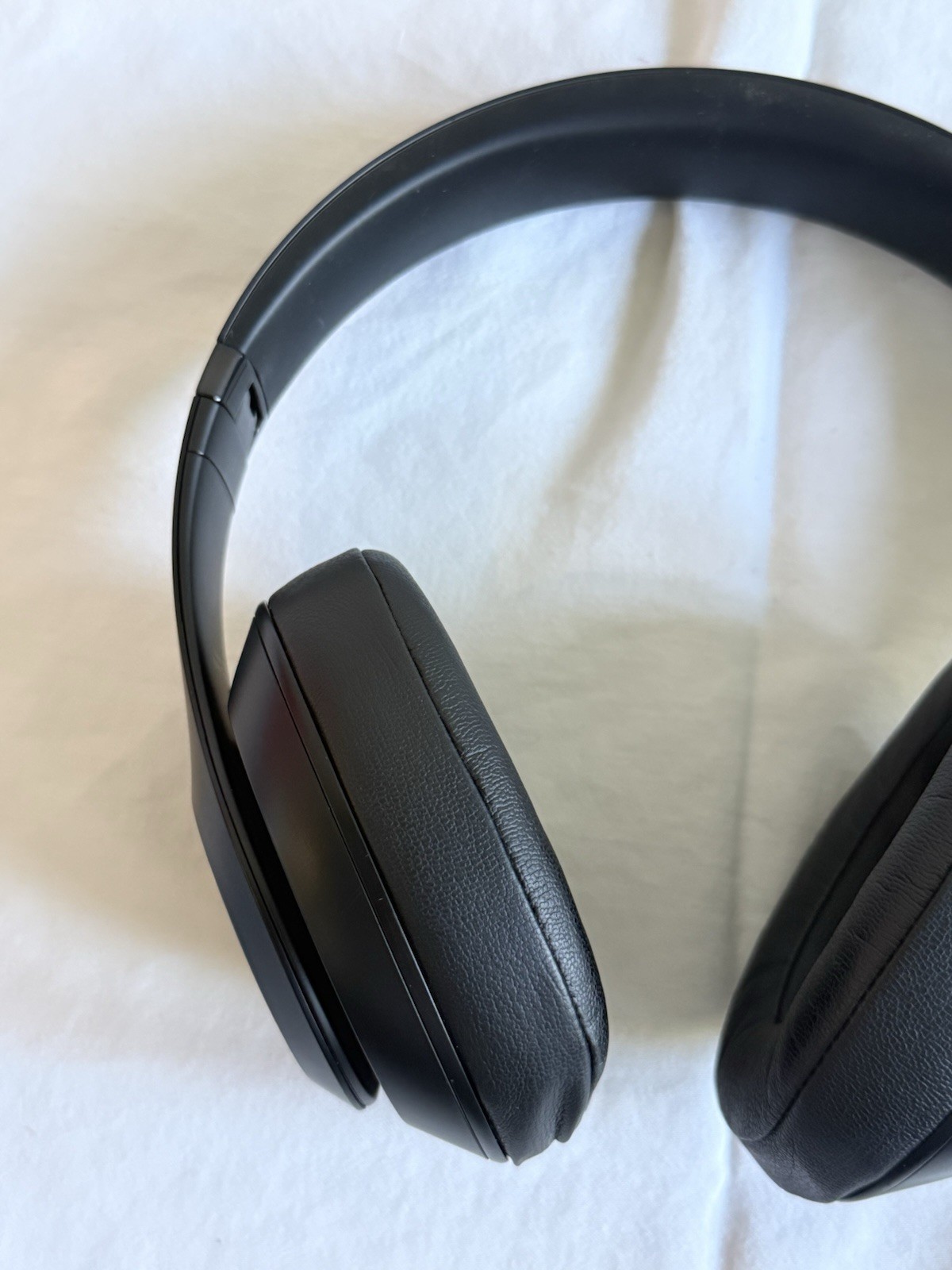 Beats Studio3 Wireless Noise Cancelling Headphones Matte Black With Case