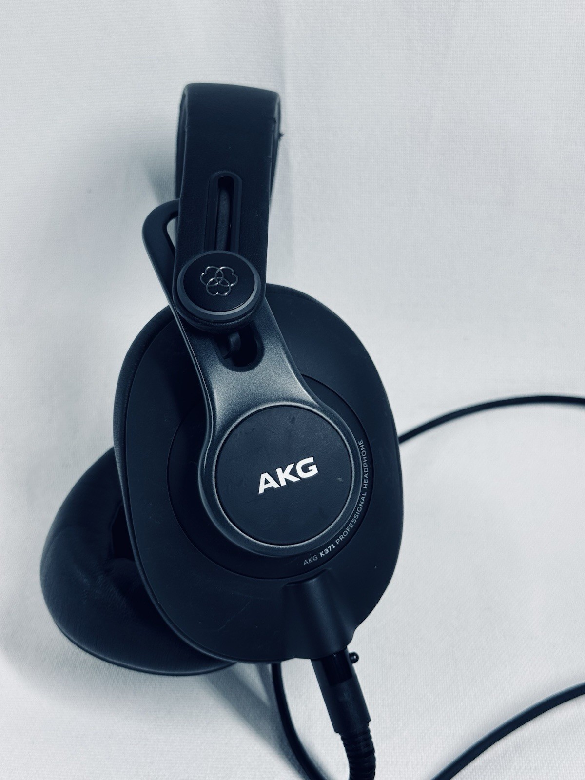 AKG K371 Over-Ear Closed-Back Pro Studio Headphones 50MM Drivers 3 Cables Bag