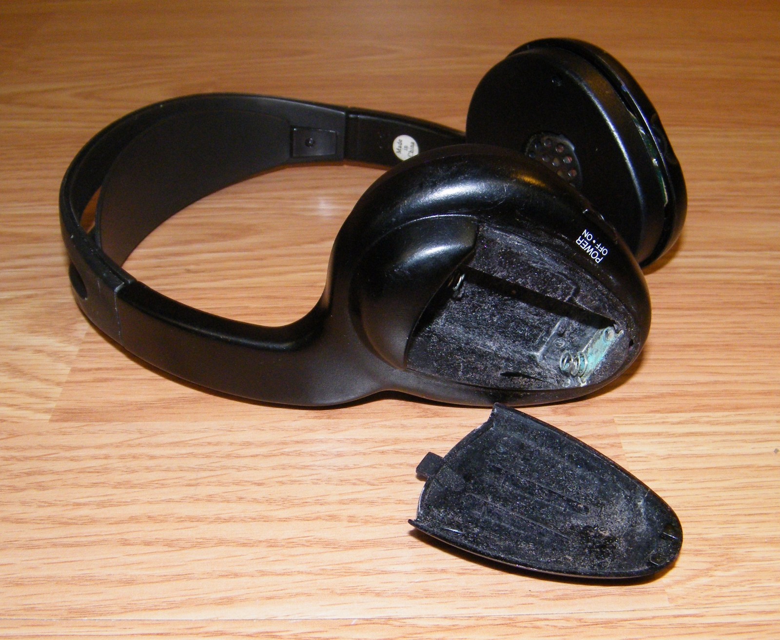 LOT of 3 Unbranded / Generic Black Wireless Stereo Headphones w/ Battery Covers