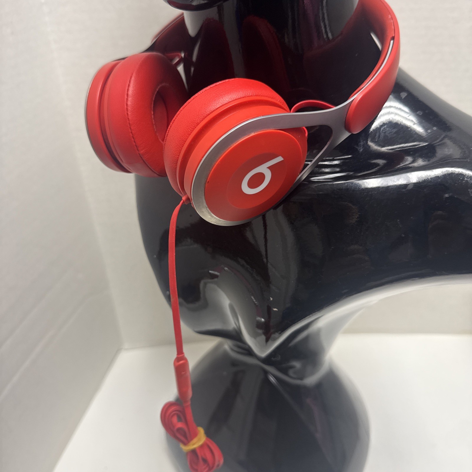 Beats by Dre Foam On Ear Wired Red Headphones Silver Metal Sides Unisex Powerful