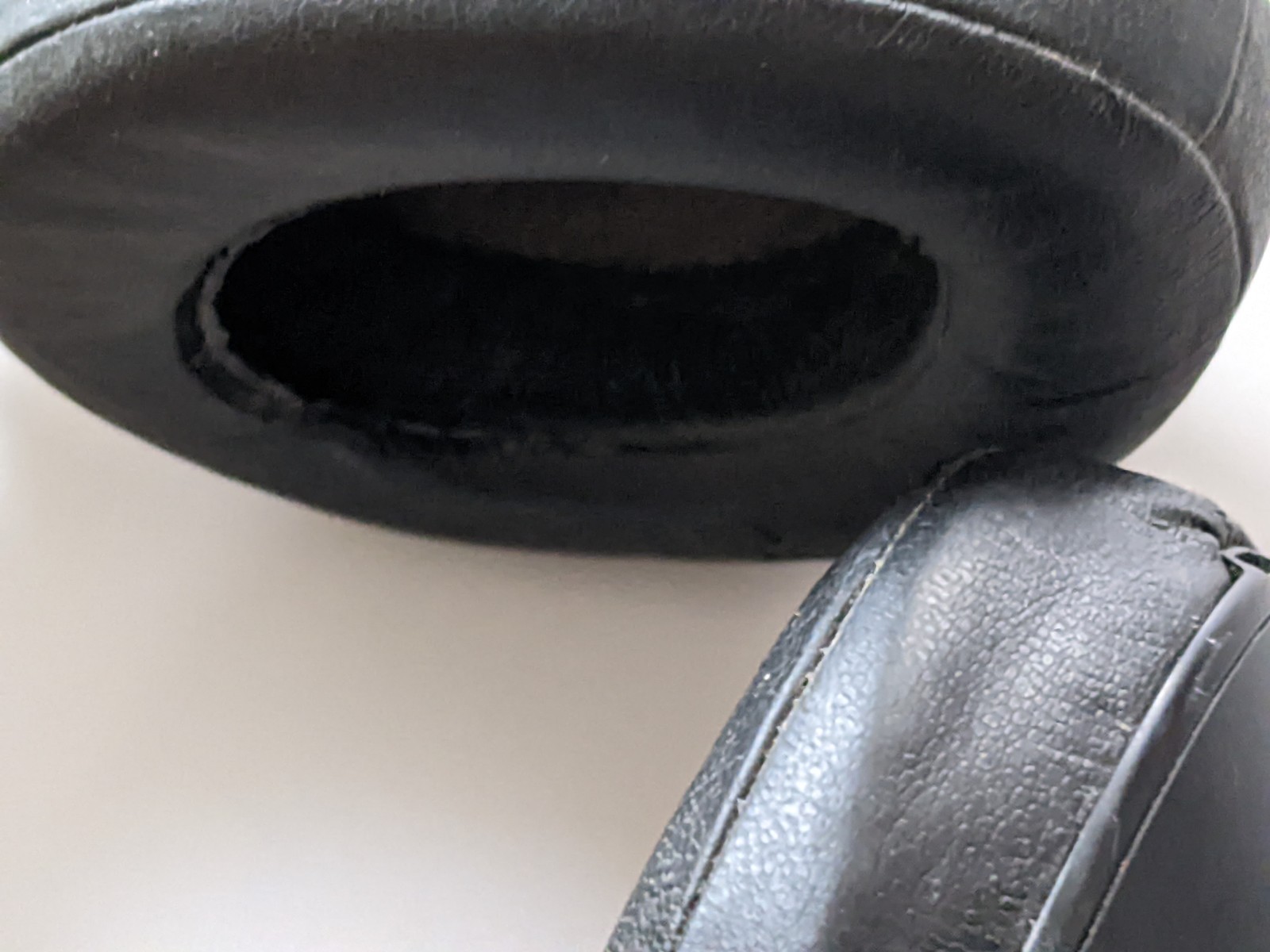 Beats Studio3 Over the Ear Wireless Headphones – Black. Please read description.
