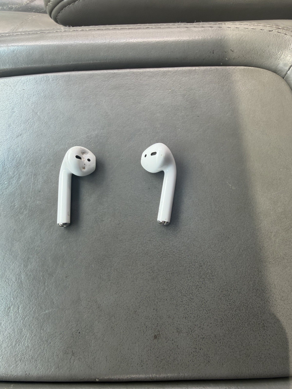 Apple AirPods Wireless Bluetooth In-Ear Earbuds w/ Charging Case Mic White
