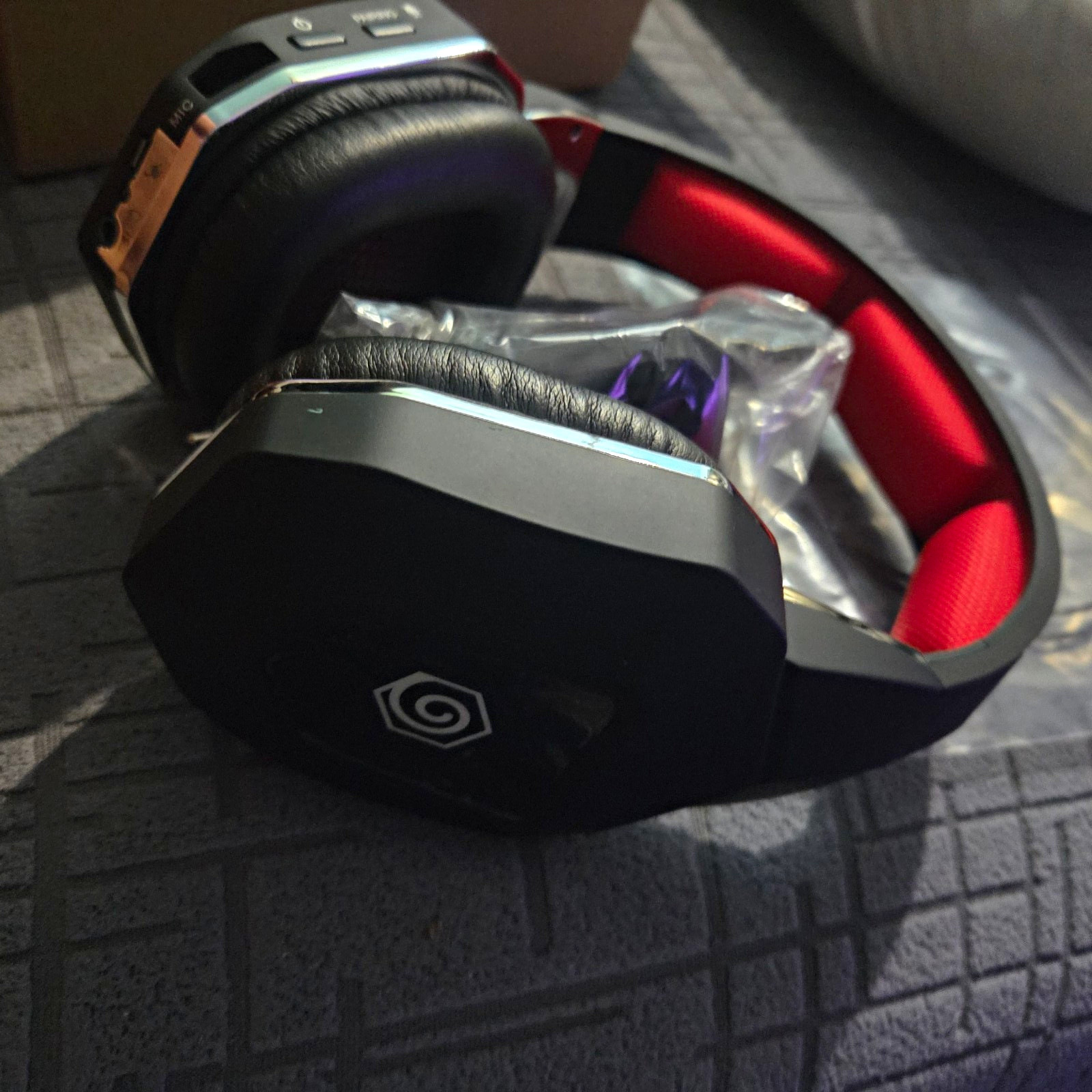 Sades SA-902 RF Wireless Over-Ear Gaming Headset w/ Boom Mic, Black/Red