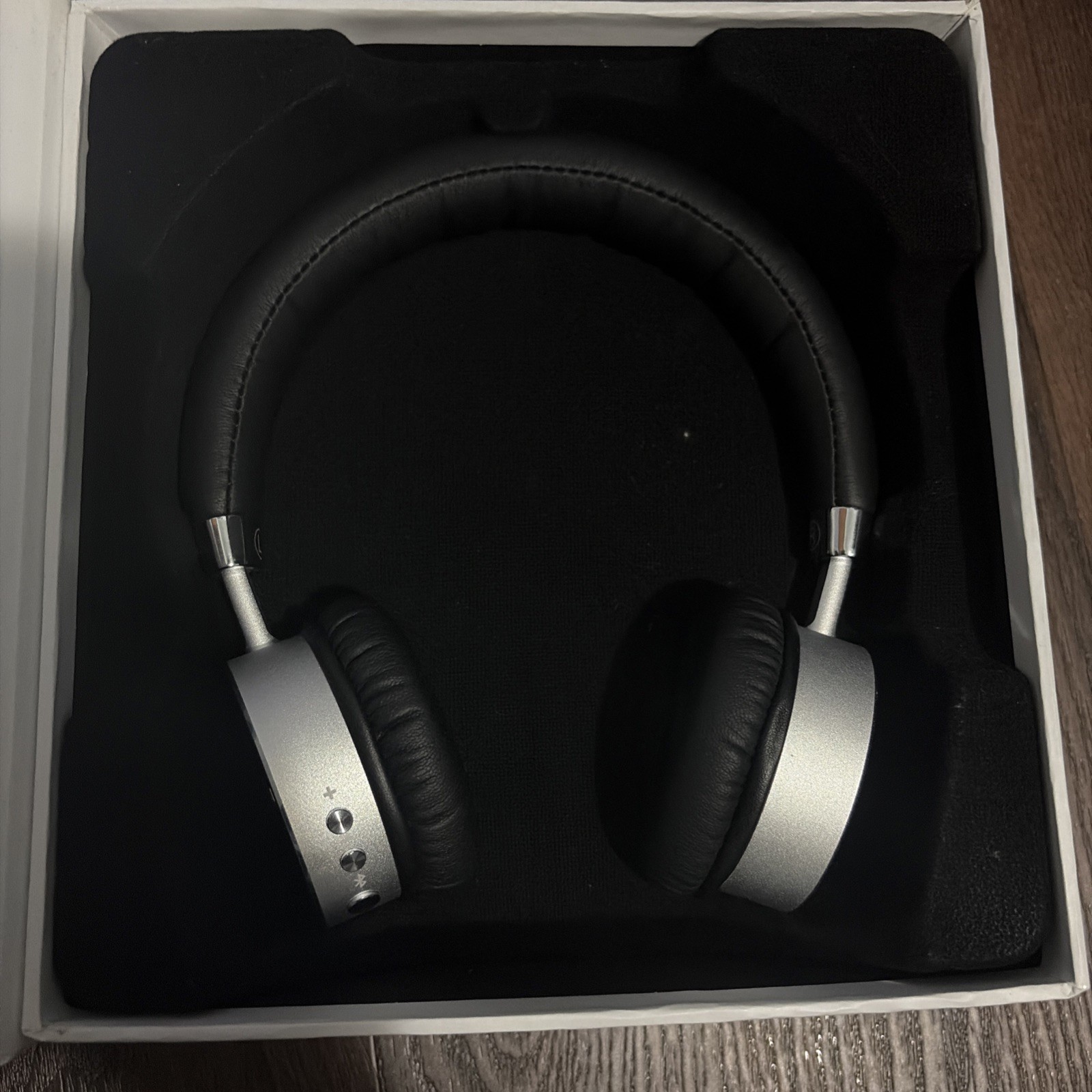 Diskin White Silver Wireless Bluetooth Volume Control On-Ear Headphones W Box