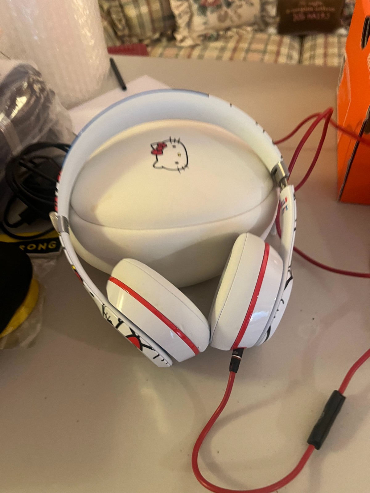 READ!! Hello Kitty Beats Solo 2 Special Edition Wired Headphones SOLD AS IS