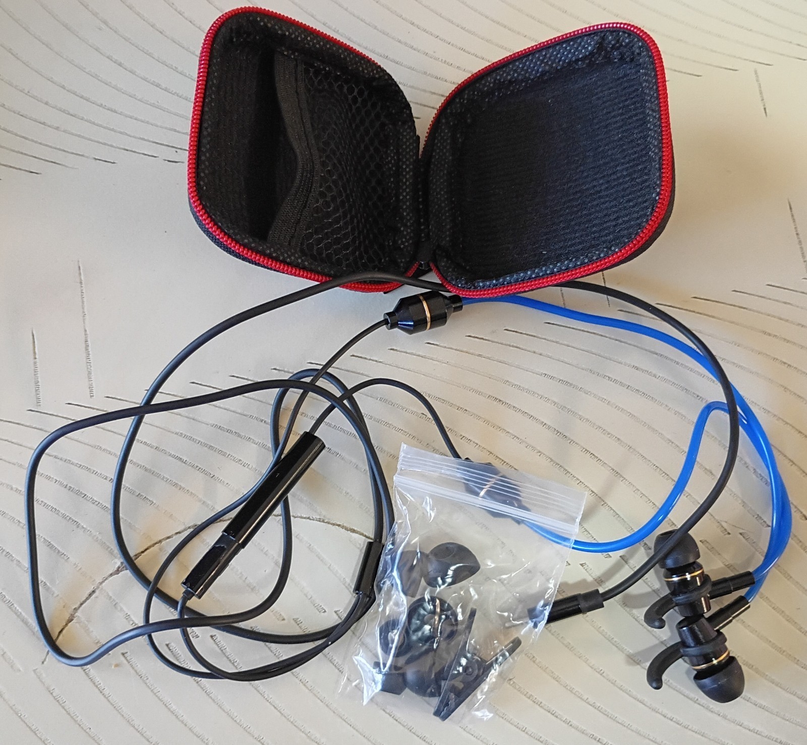 Kinden wired In-ear Earbuds with Black/Red Hard Travel Case Zipper Closure